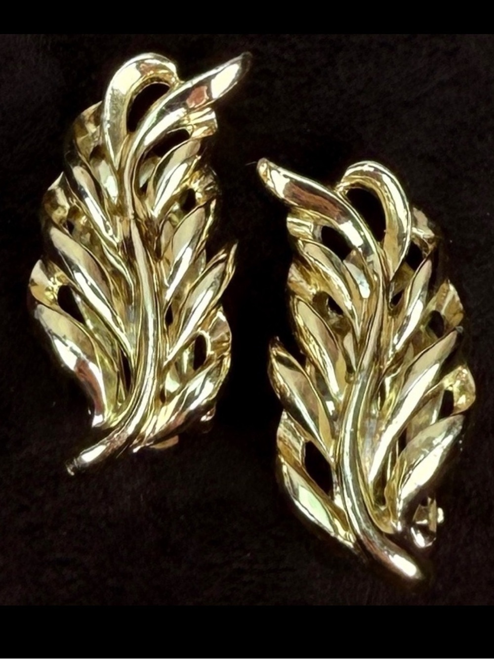 Vintage Lisner aged goldtone clip on earrings